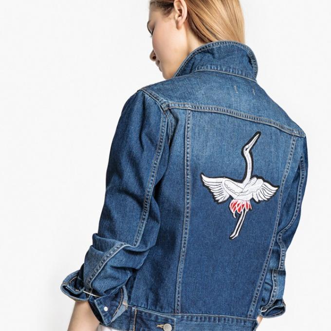 Blouson en denim avec grue brodée dans le dos