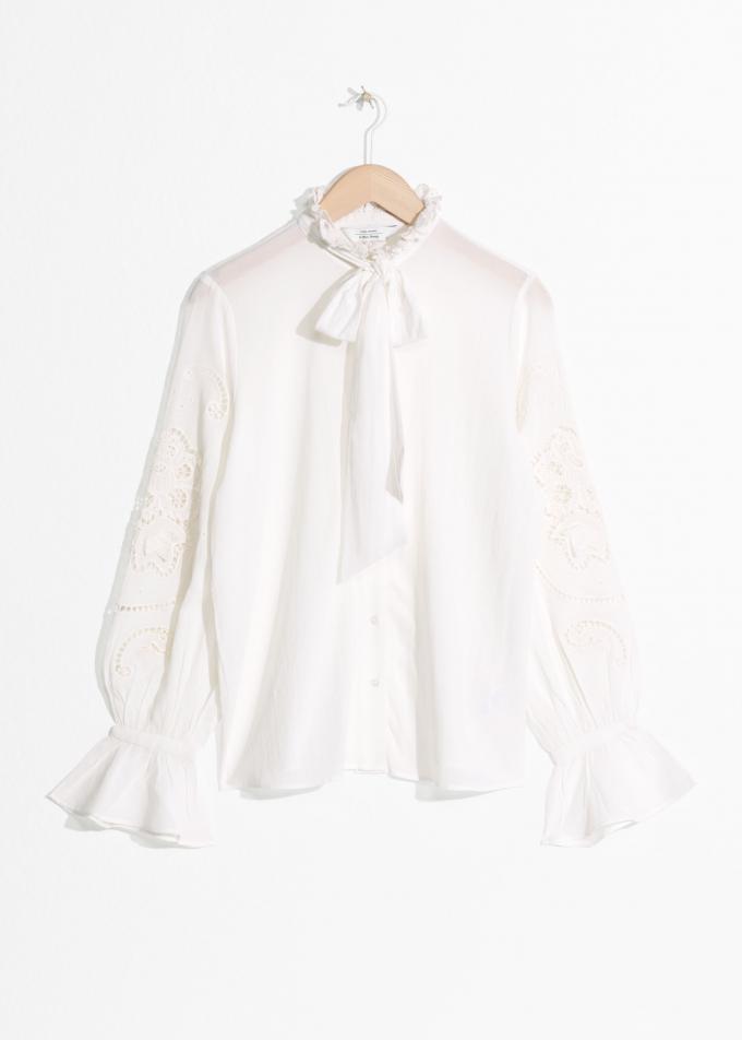 Witte blouse met kanten mouwen en strik