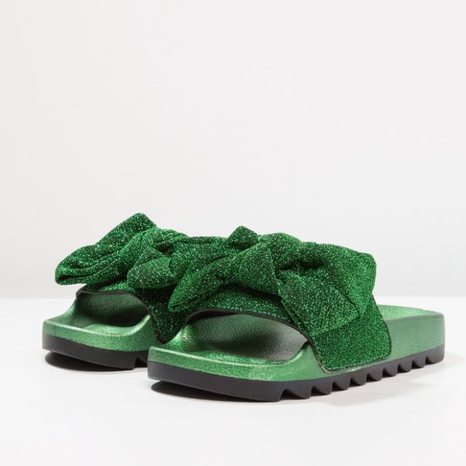 19 x comfortabele badslippers die deze zomer je sandalen vervangen