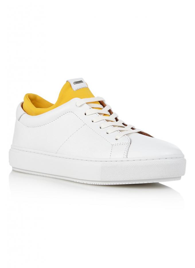 Witte sneaker met geel 'sokje'