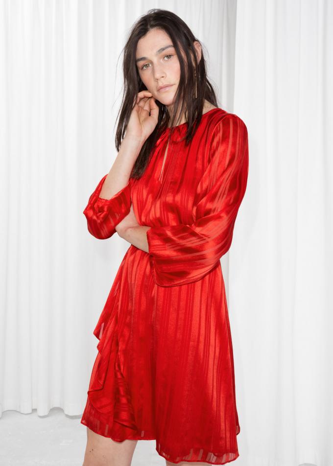 Robe rouge satinée