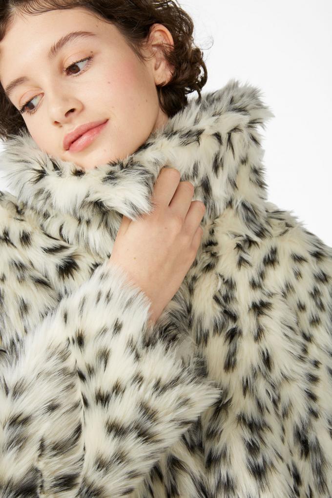 SHOPPING: 11 faux fur-jassen om je mee in te duffelen in dit koude weer