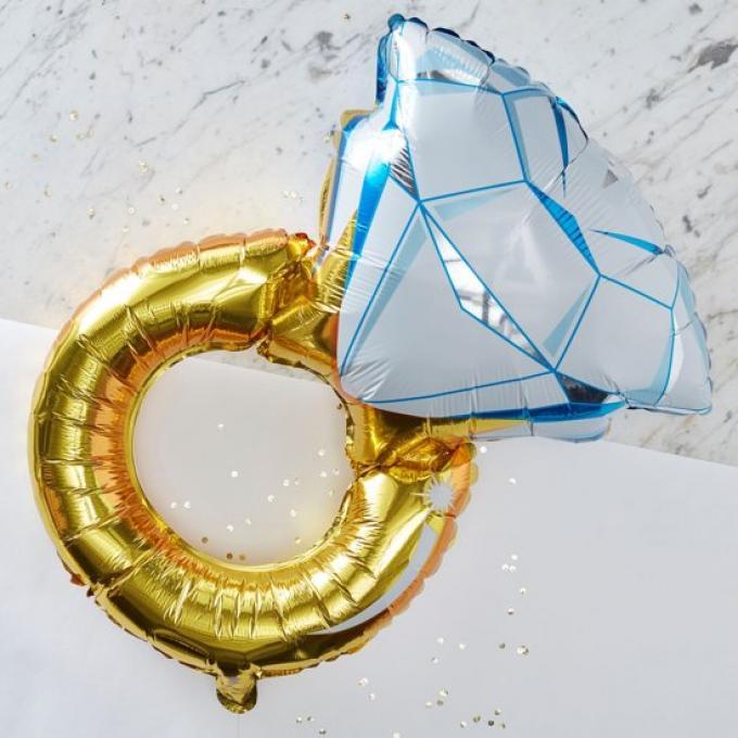 Een folieballon in de vorm van een diamanten ring