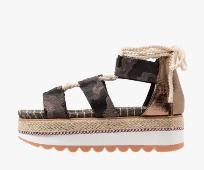 Trend 4: 'ugly' sandalen met plateau en camouflage-print