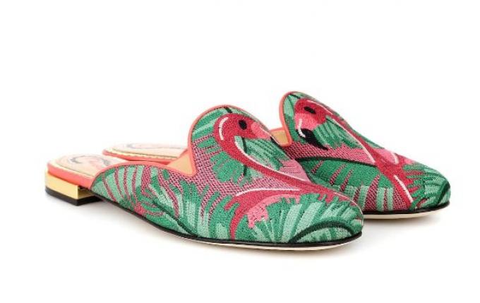 Trend 6: geborduurde slip-on loafers met flamingo's