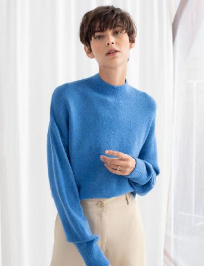 Basic 1: Lichtblauwe sweater met minieme kol
