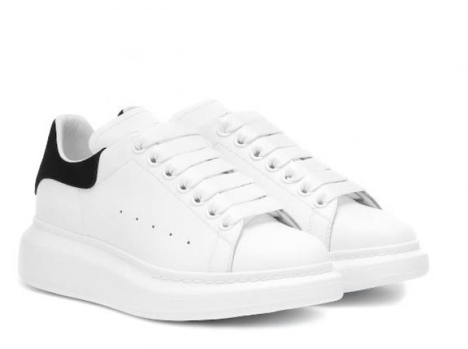 Basic 4: witte sneakers met verhoogde zool en detail aan de hiel