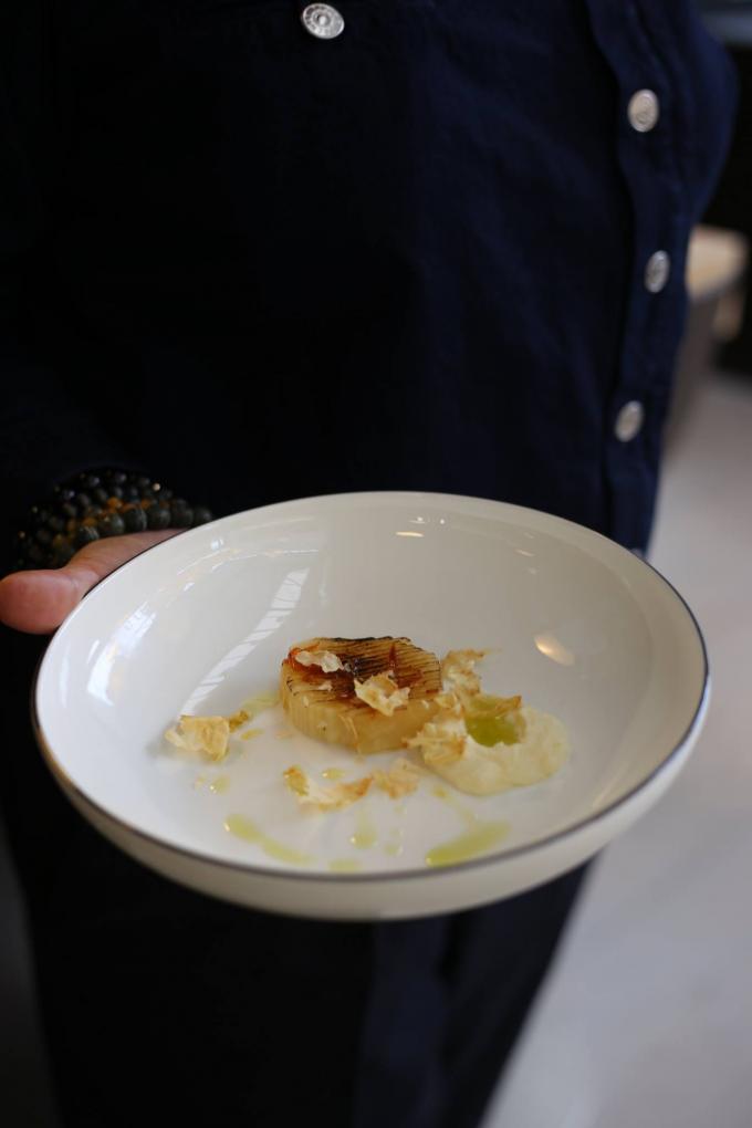 Céleri rave laqué, fromage blanc de brebis, vinaigrette aux herbes