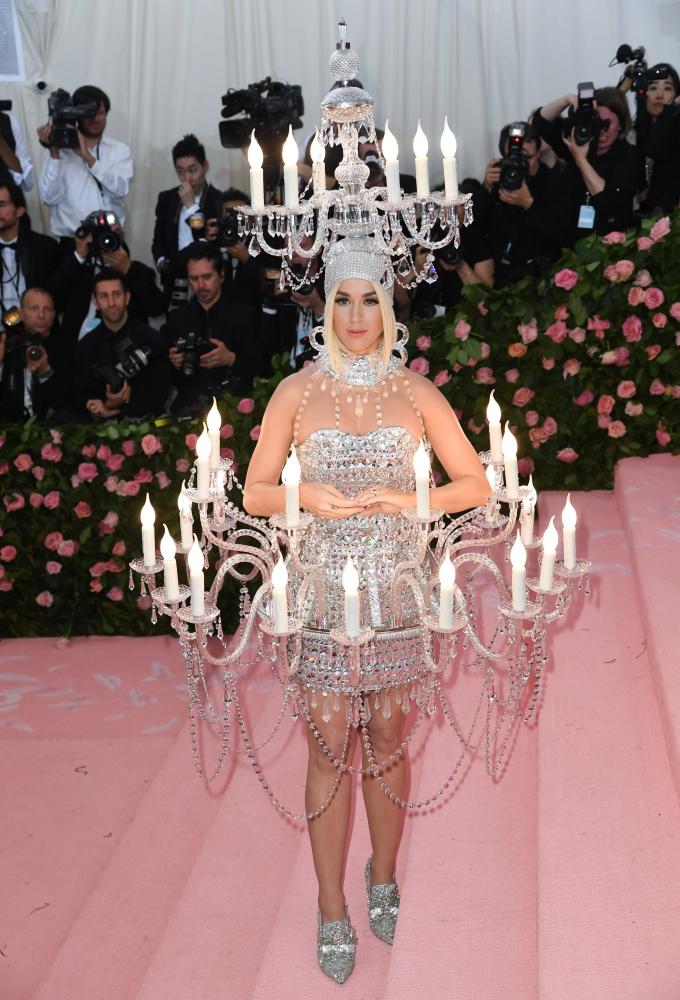 Katy Perry joue les lampadaires