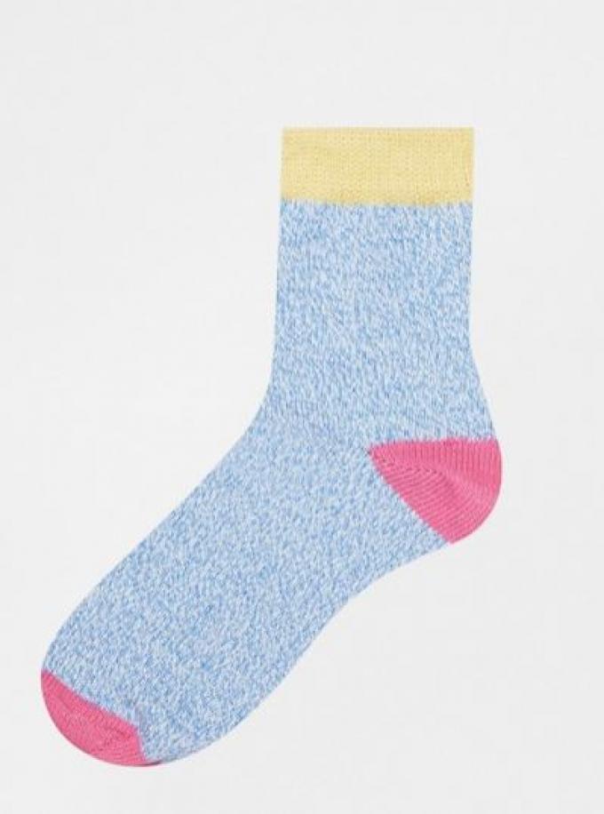 Trend 4: colour block sok met pastelgeel, blauw en roze