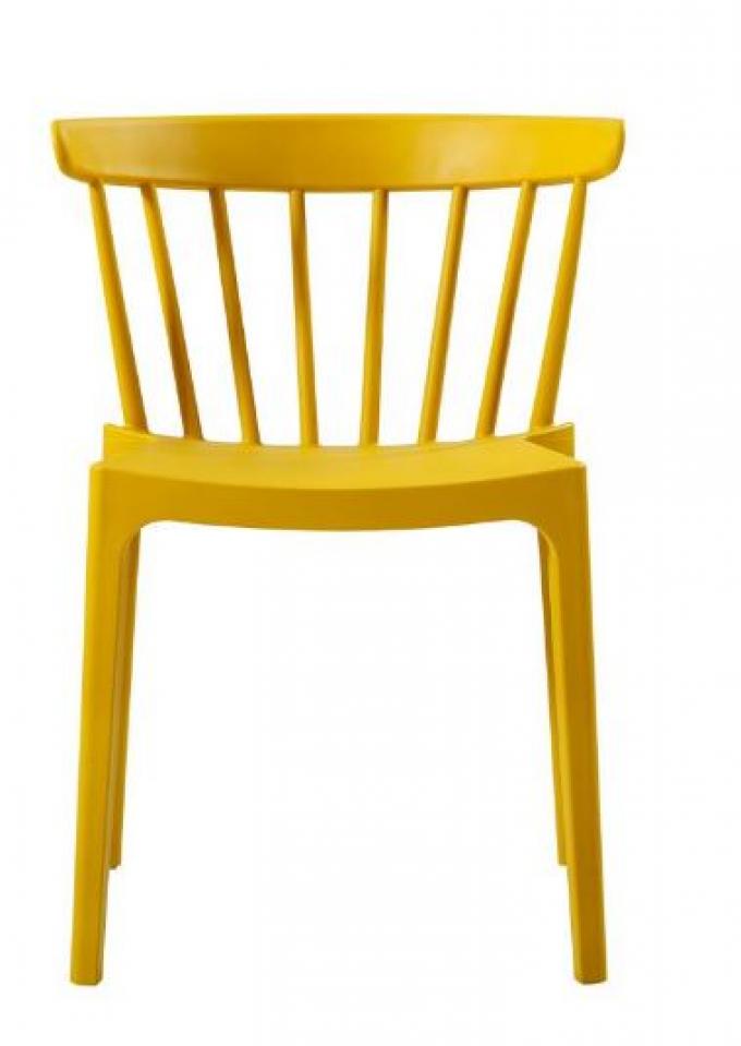 Gele stoel in scandinavisch model
