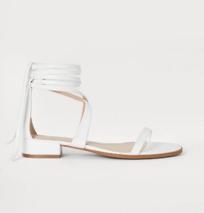 Witte sandaaltjes met bindbaar enkel-lint