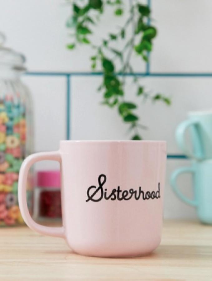 Roze mok met opschrift 'Sisterhood'