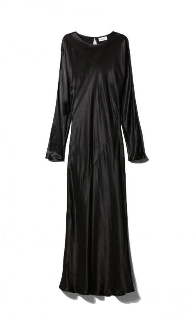 La robe noire en satin