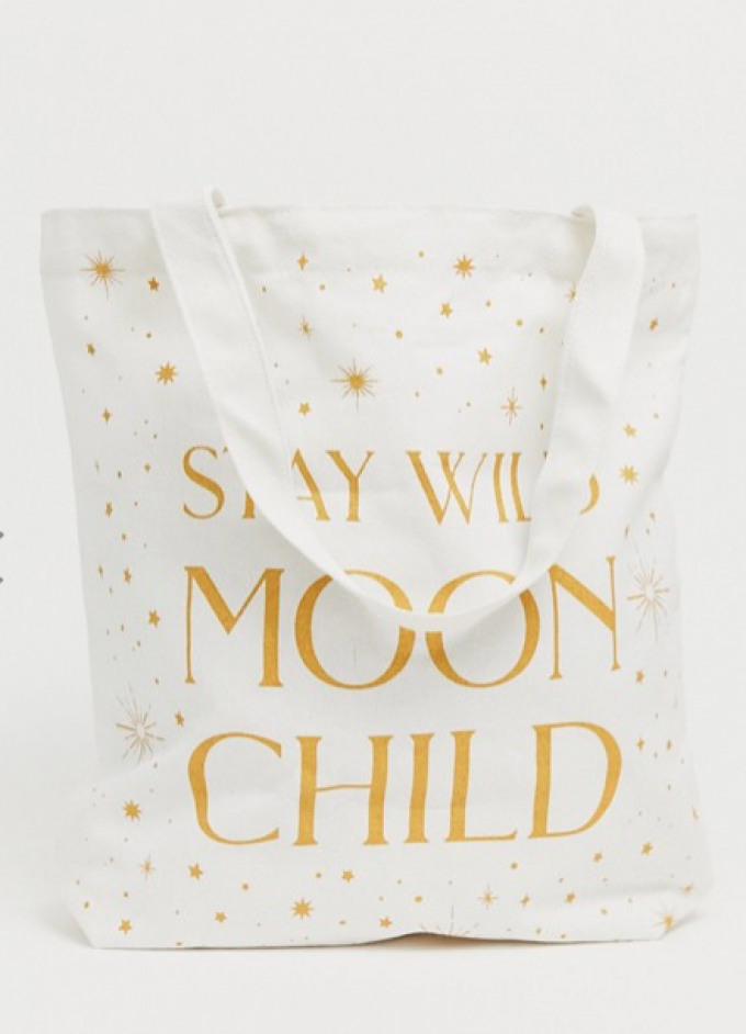Witte totebag met opschrift 'Stay wild, moon child'