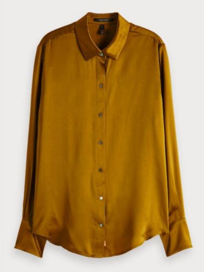 La chemise en soie dorée
