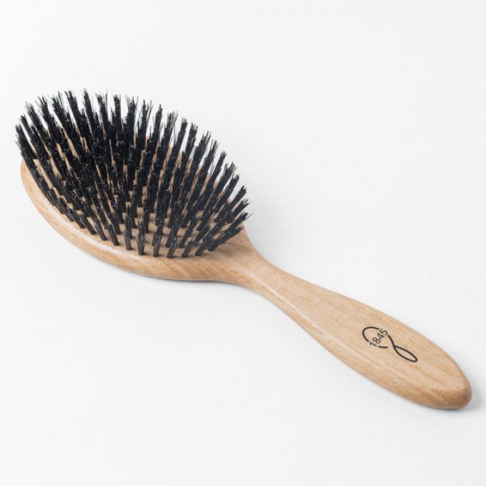 Une brosse à cheveux en bois