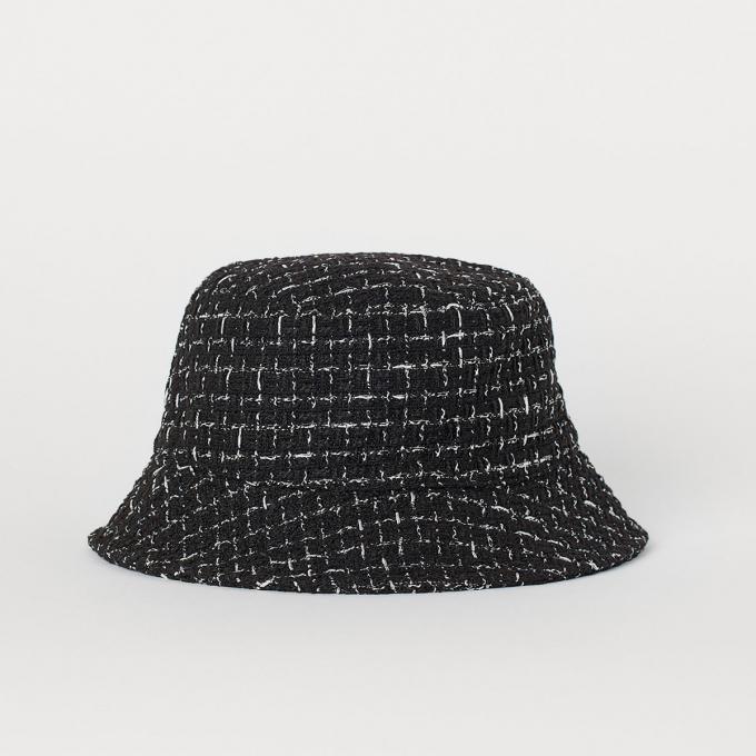 Een bucket hat, but make it Chanel.