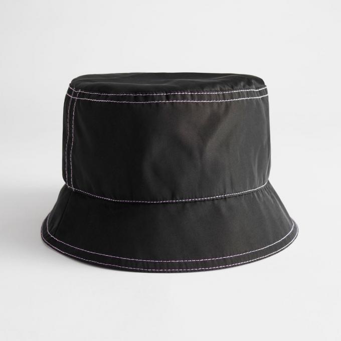 Zwarte bucket hat met lila naden en voering