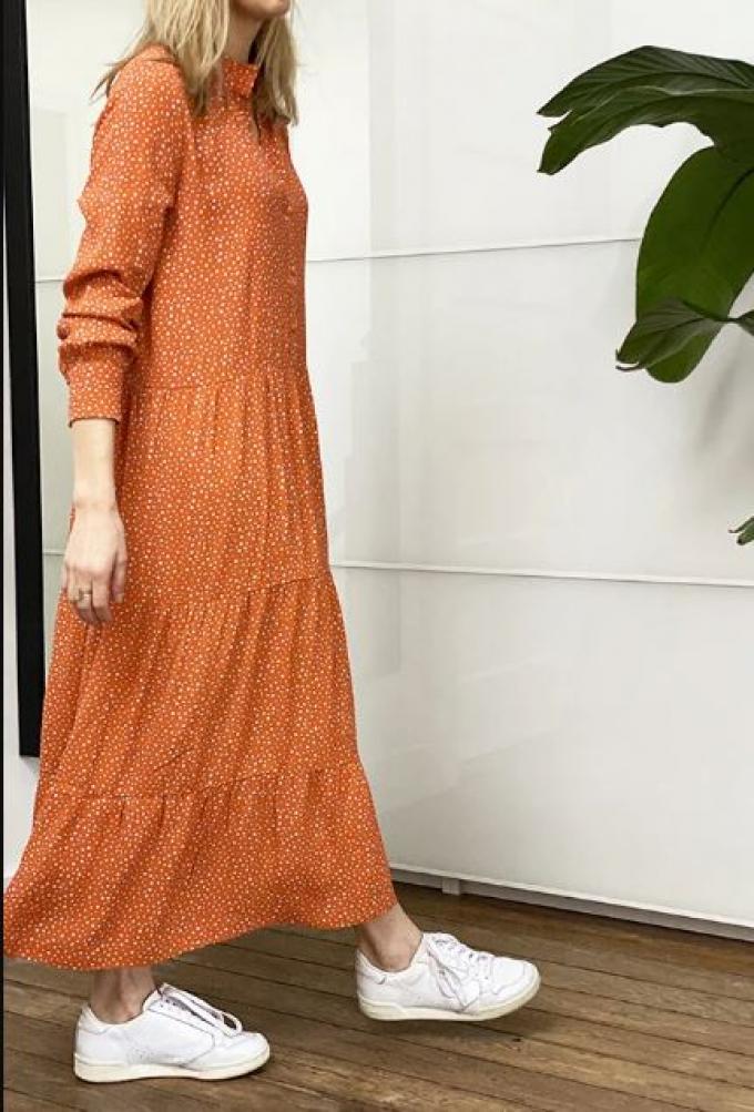 Midaxi-jurk in oranje met subtiele polkadot