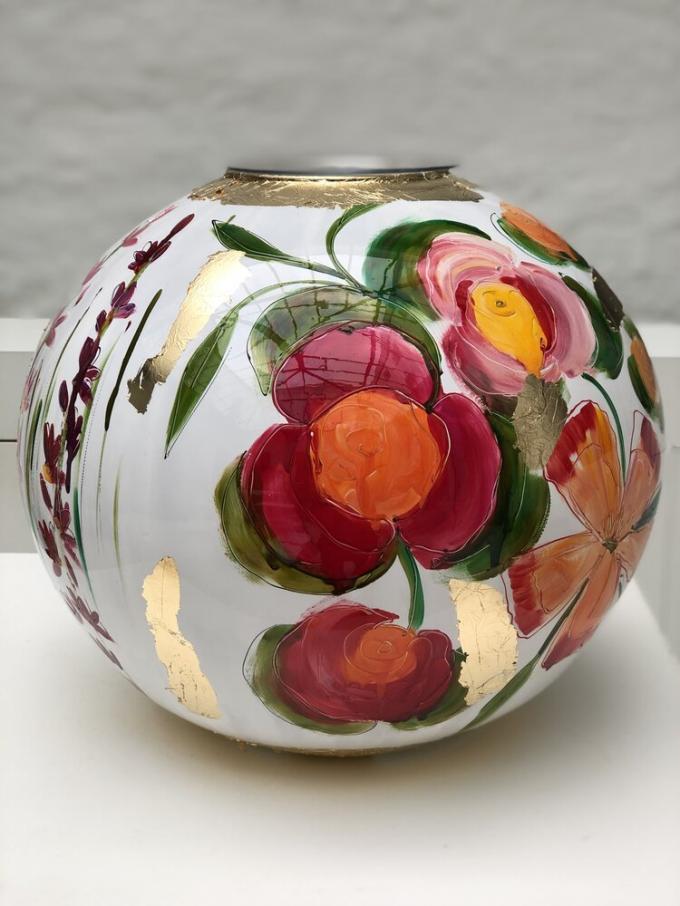 Witte glazen vaas met bloemenprint
