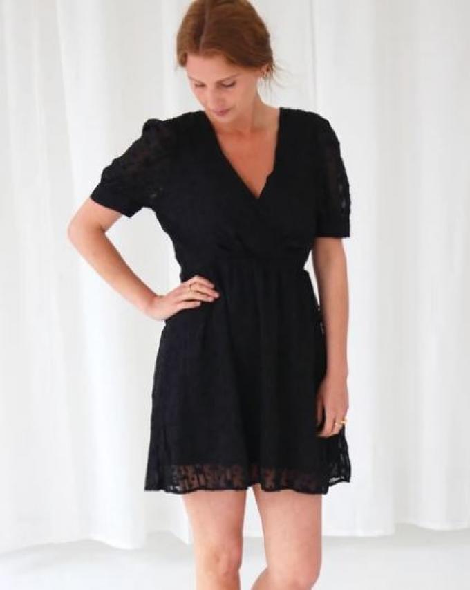 Korte wrap dress in frêle zwart stofje met borduursel