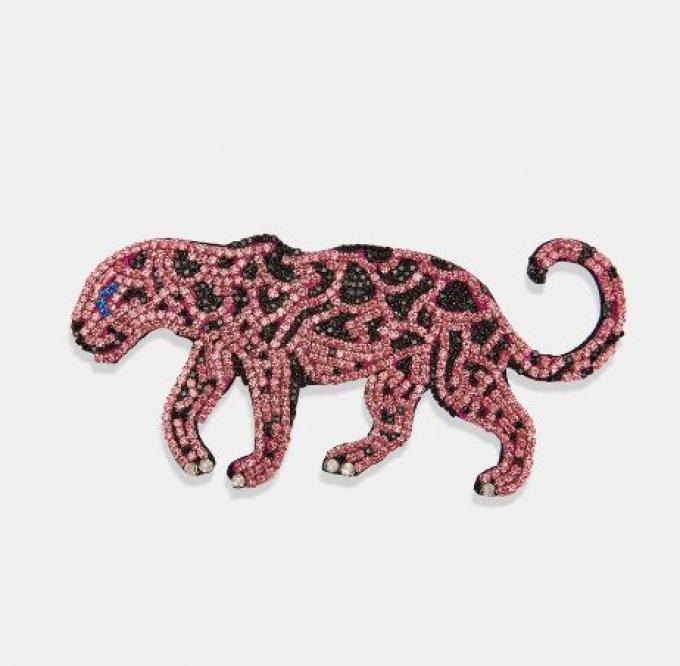 Roze met zwarte luipaardbroche