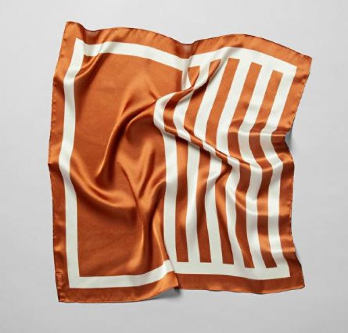 Faux-zijden sjaaltje in oranje met witte strepen