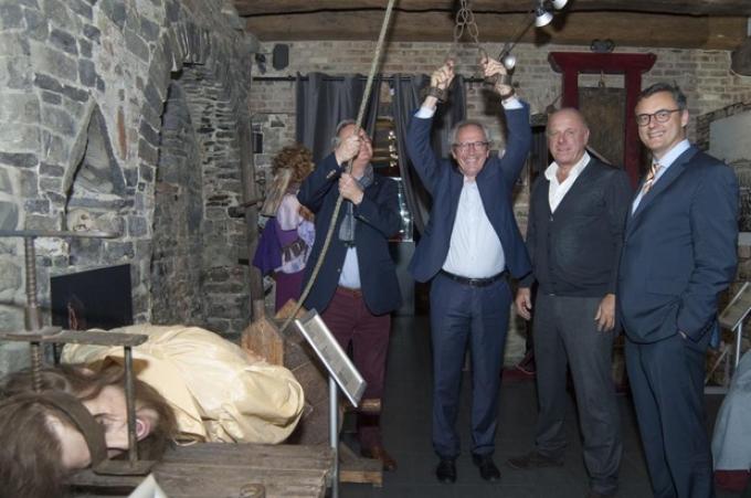 Renaat Landuyt in de boeien geslagen tijdens opening Foltermuseum KW.be