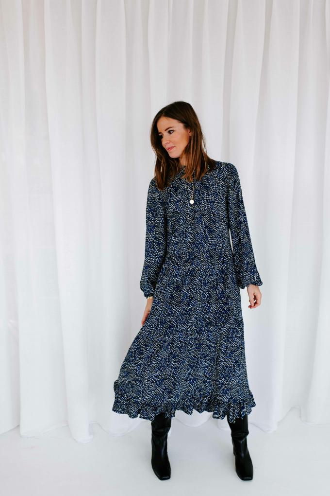 Blauwe maxi-jurk met lange mouwen en stippenmotief