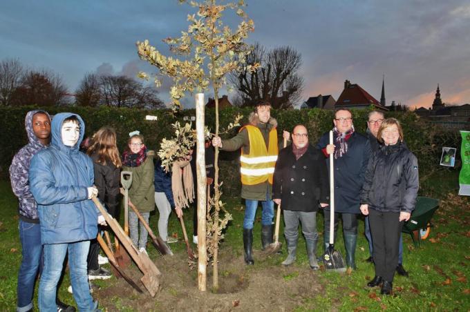 300 Leerlingen Steken Annuntiata Veurne In Een Groen Kleedje - KW.be