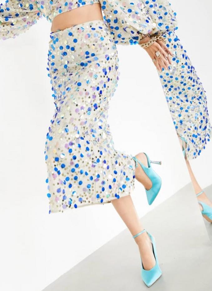 Champagnekleurige kokerrok met blauwe pailletten