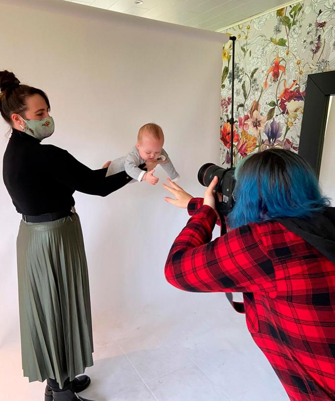 Like a pro! Baby Zayn en zijn mama voor de lens van fotografe Morgane.