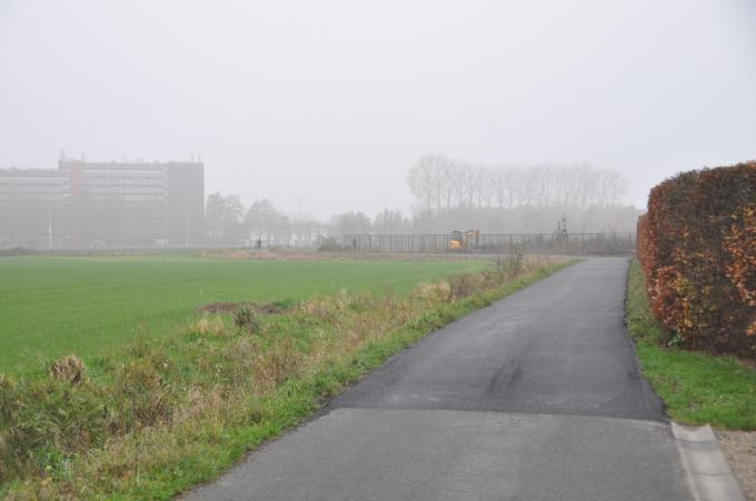 Het onooglijke weggetje tussen de stadsring en de Gentse Heerweg is daardoor ten prooi gevallen aan sluipverkeer.© PNW