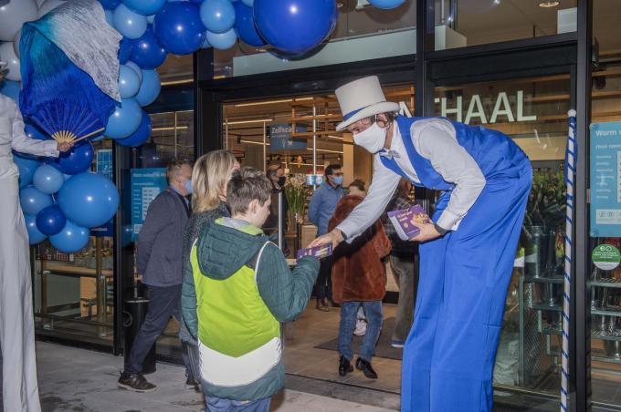 Steltenlopers verwelkomden de klanten.©STEFAAN BEEL SB