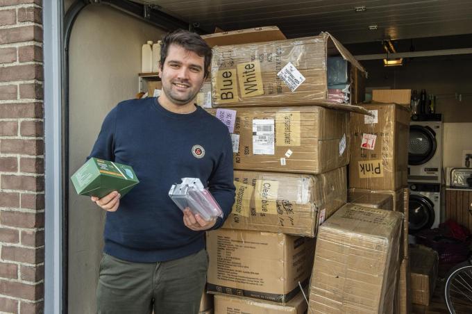 Matthias Noyez bij zijn voorraad mondmaskers: “Mijn doel is om die 100.000 stuks de komende maanden nog te verdubbelen.”©STEFAAN BEEL Stefaan Beel