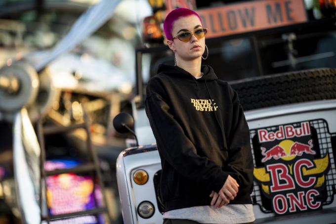 Ondertussen mat Madmax zich een roze coupe aan.©Little Shao Little Shao/Red Bull Content Pool