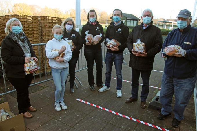 Synchroclub De Flamingo's schonk 100 kilogram klaaskoeken aan Surplus-voorzitter Palmer Vandemeulebroucke.©Geert Vanhessche GJZ