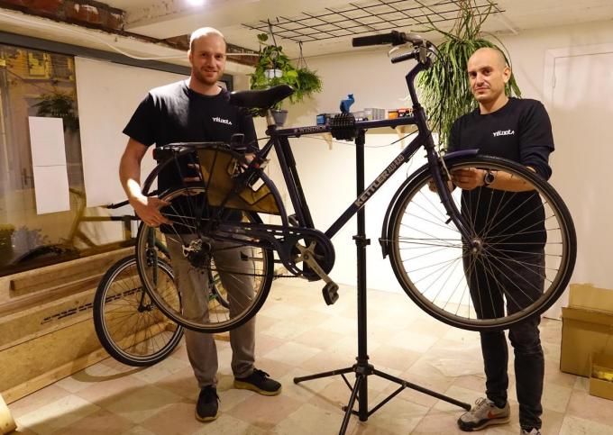 Jonas Neyens en Yannick Lombart herstellen alle types fietsen.© AN