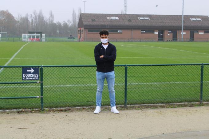 Axel aan een van de oefenvelden van Zulte Waregem, waar er volgens hem nog meer ruimte is voor nieuwe voetbalpleintjes.© EC