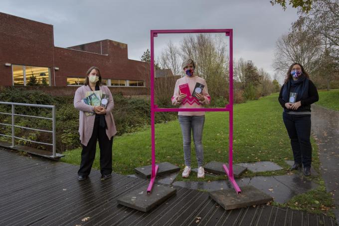 Bibliothecaris Lieve Campforts, schepen Loes Vandromme en cultuurfunctionaris Jessy Clynckemaillie stellen de WinterWoordenWandeling voor. (foto MD)©MICHAEL DEPESTELE