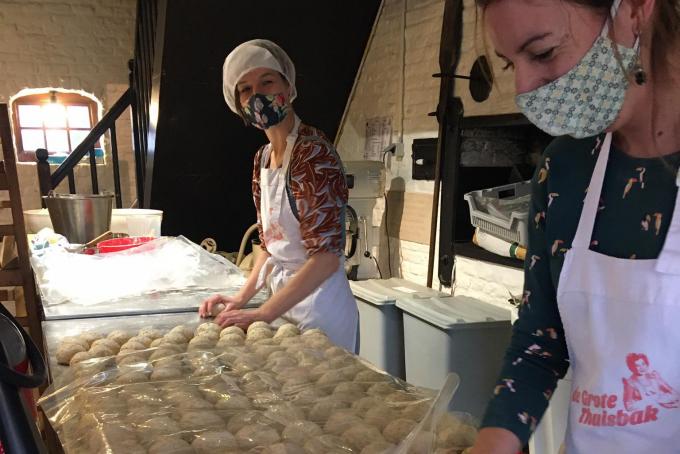 De twee Neles sloegen samen aan het bakken.©MYRIAM VAN DEN PUTTE MVQ