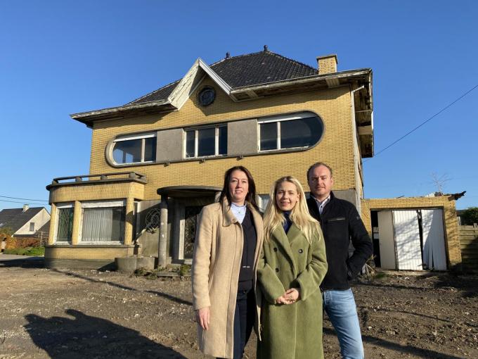 Valérie Vervaeke, dochter Abbe en Olivier Janssen voor de Villa Ter Knok, een imposante art-decowoning die in de komende maanden een ingrijpende renovatie ondergaat. (foto DRD)