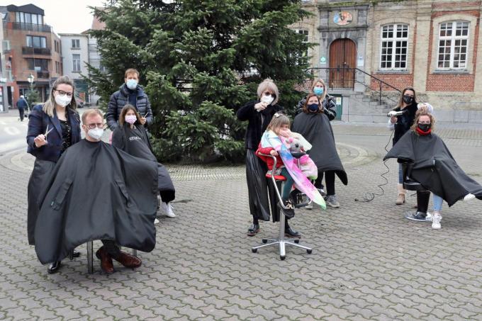 Een delegatie van de Torhoutse kappers voerde op de Markt een ludieke actie tegen de verplichte sluiting van hun kapsalons.©Johan Sabbe foto Johan Sabbe