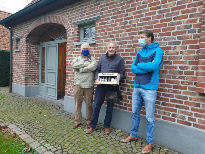 Axel Ronse ging op bezoek bij Roger uit Kuurne. Hij is op pensioen en helpt ondernemers in moeilijkheden.© gf