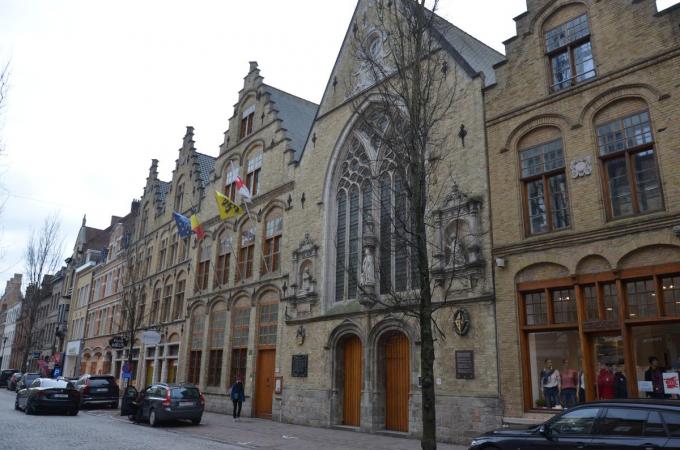 De kringwinkel in de Rijselstraat (rechts op de foto) paalt aan het Bellegodshuis dat een kunstencentrum wordt. (Foto TOGH)
