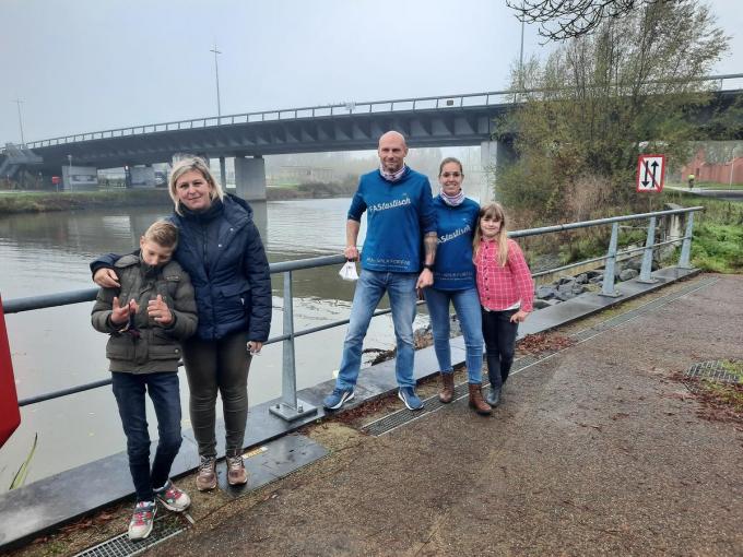 Aan de boorden van de Leie en bij de Ronde Van Vlaanderenbrug liggen start en eindstreep. Je herkent links Verena Bogaert met zoontje Adas en rechts Wouter Vanhee, Romina Bouten en dochtertje Eliana.