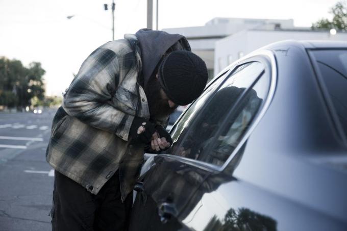 De beklaagden stalen diverse auto's. (De man op de foto is niet een van de beklaagden, red.)©RubberBall Productions Getty Images