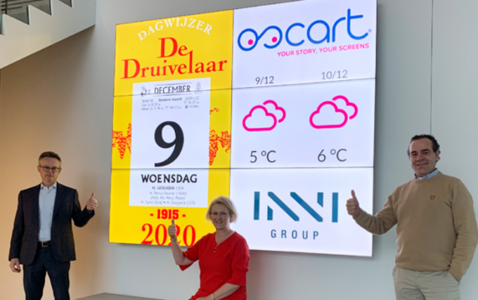 Tom Deschildre (Inni), Christine Desmet (redactie De Druivelaar) en Jochen Verbrugghe (Oscart) zijn trots met de nieuwe, hedendaagse toepassing van de ‘oeroude’ Druivelaar.