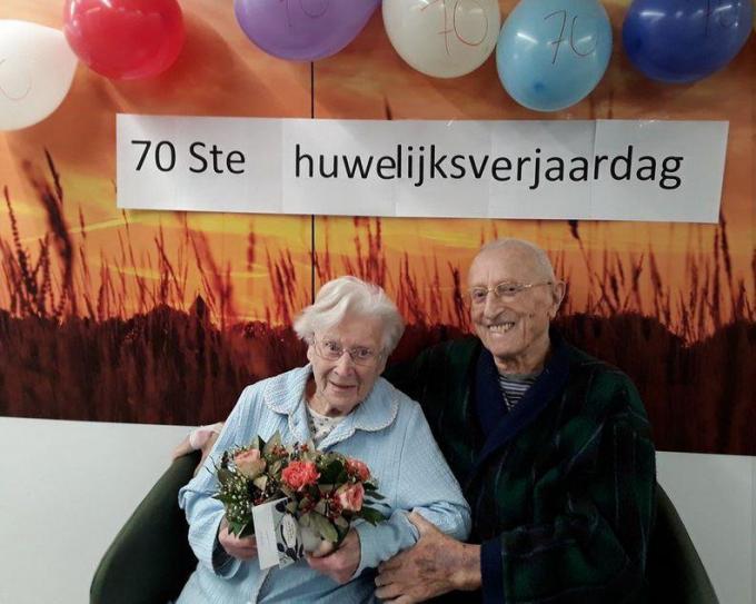 Gaby en Oscar keken uit naar hun 70ste huwelijksverjaardag. Op de covidafdeling waar ze verblijven hadden de medewerkers extra hun best gedaan om ze in de watten te leggen.©Wouter Vander Stricht